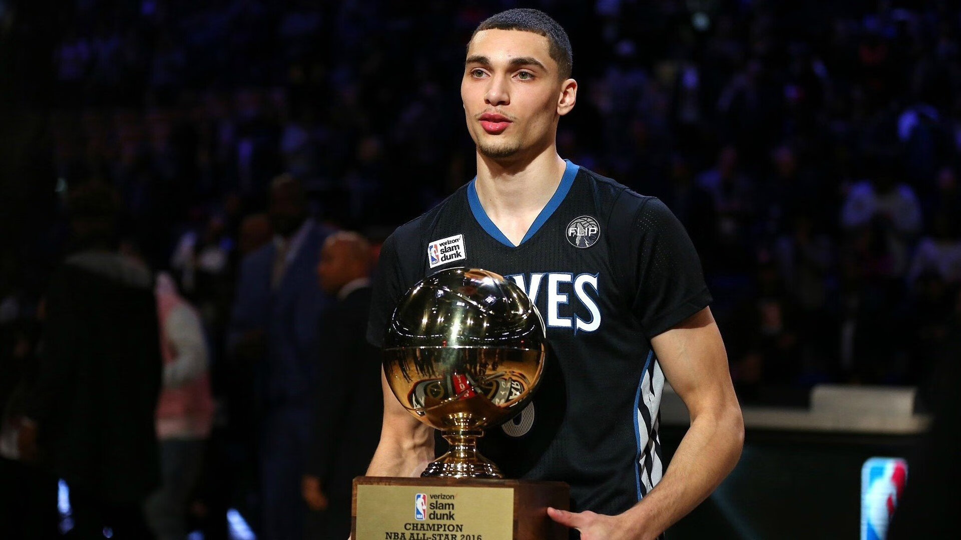 DB电竞平台登录-深圳队对阵雄鹿,詹姆斯统治全场